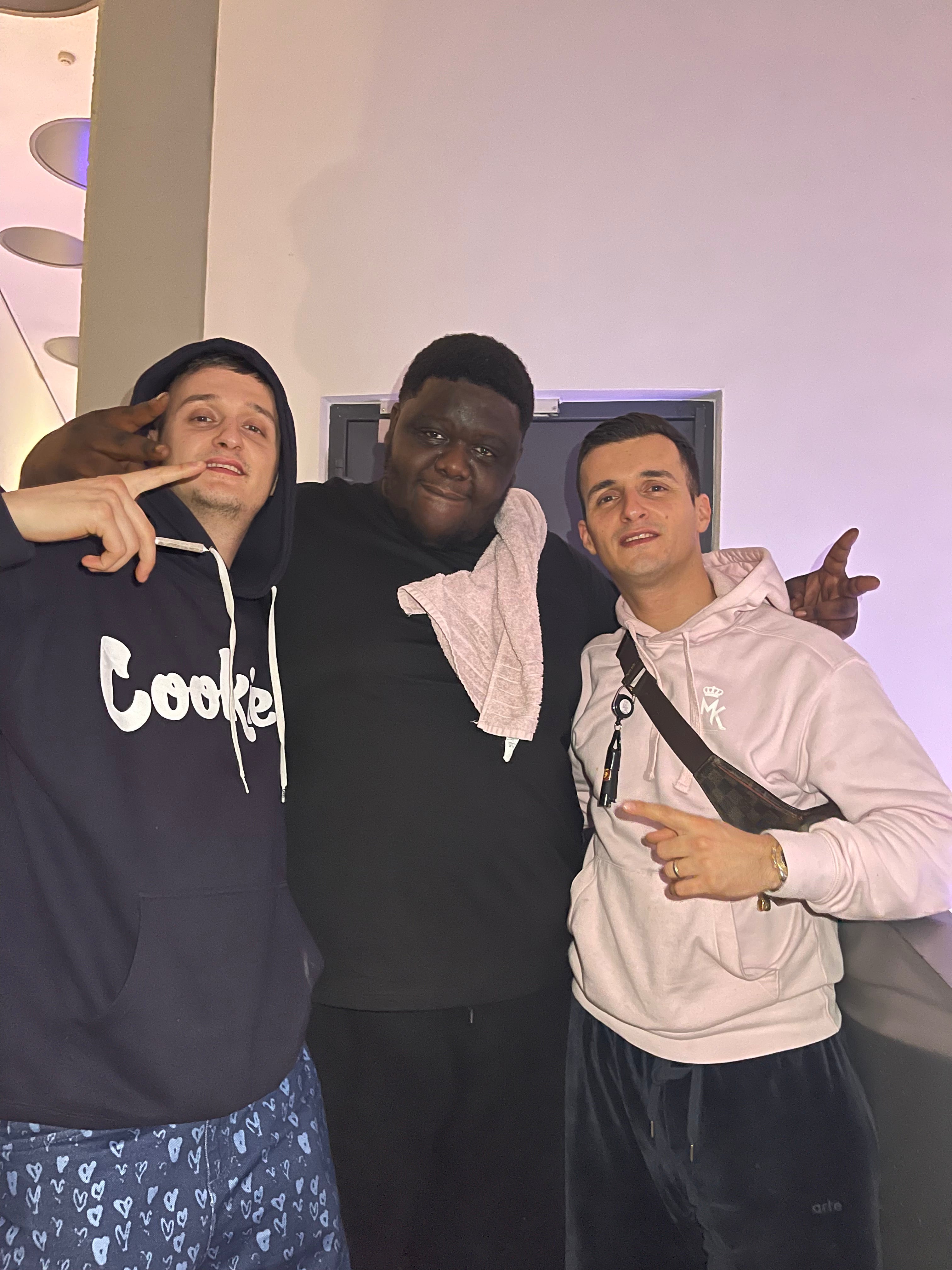 Smahlo avec Magic King lors de son premier concert à Bruxelles, moment fort entre musique et communauté urbaine