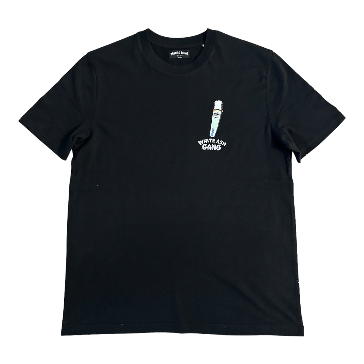 T-shirt Magic King White Ash Gang noir en coton bio lavé avec manches montées, face.