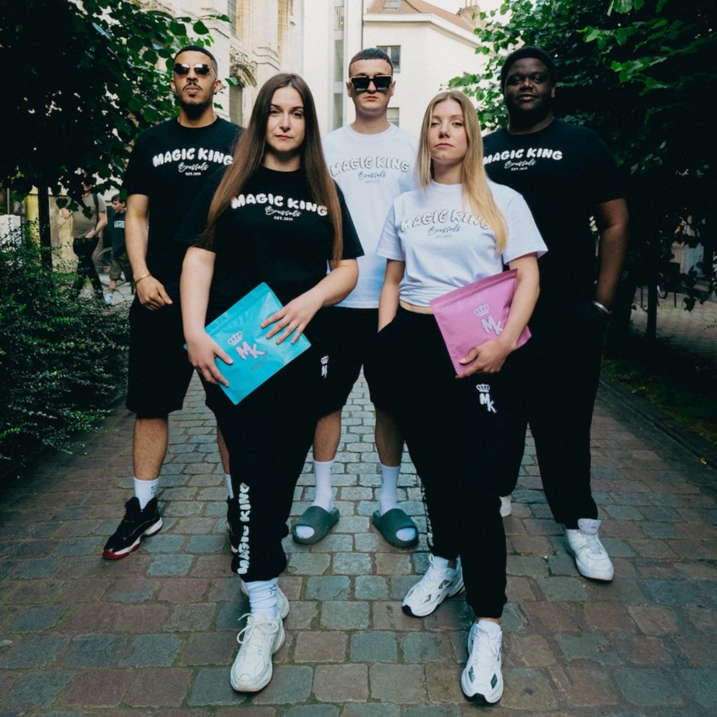 Gros plan sur la sérigraphie “Since 2019” – signature artistique Magic King