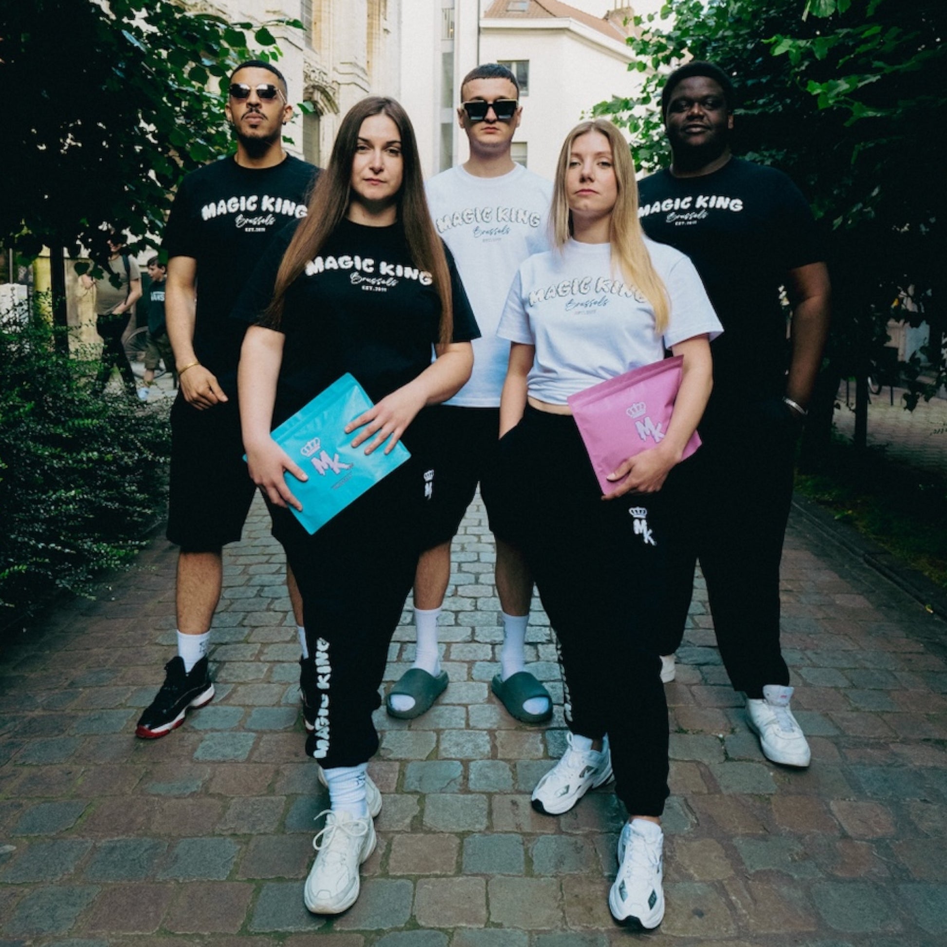 Gros plan sur la sérigraphie “Since 2019” – signature artistique Magic King