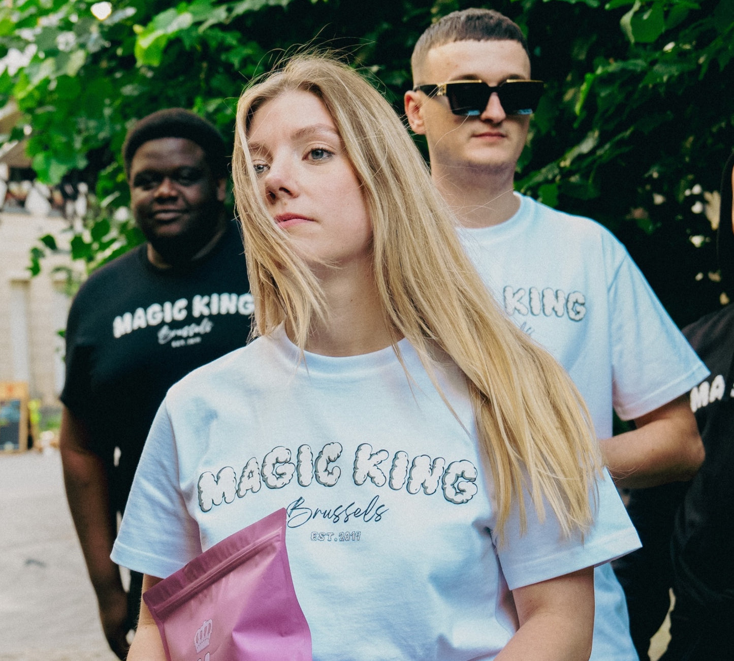 T-shirt Magic King blanc – porté en mode chill, essentiel du vestiaire premium