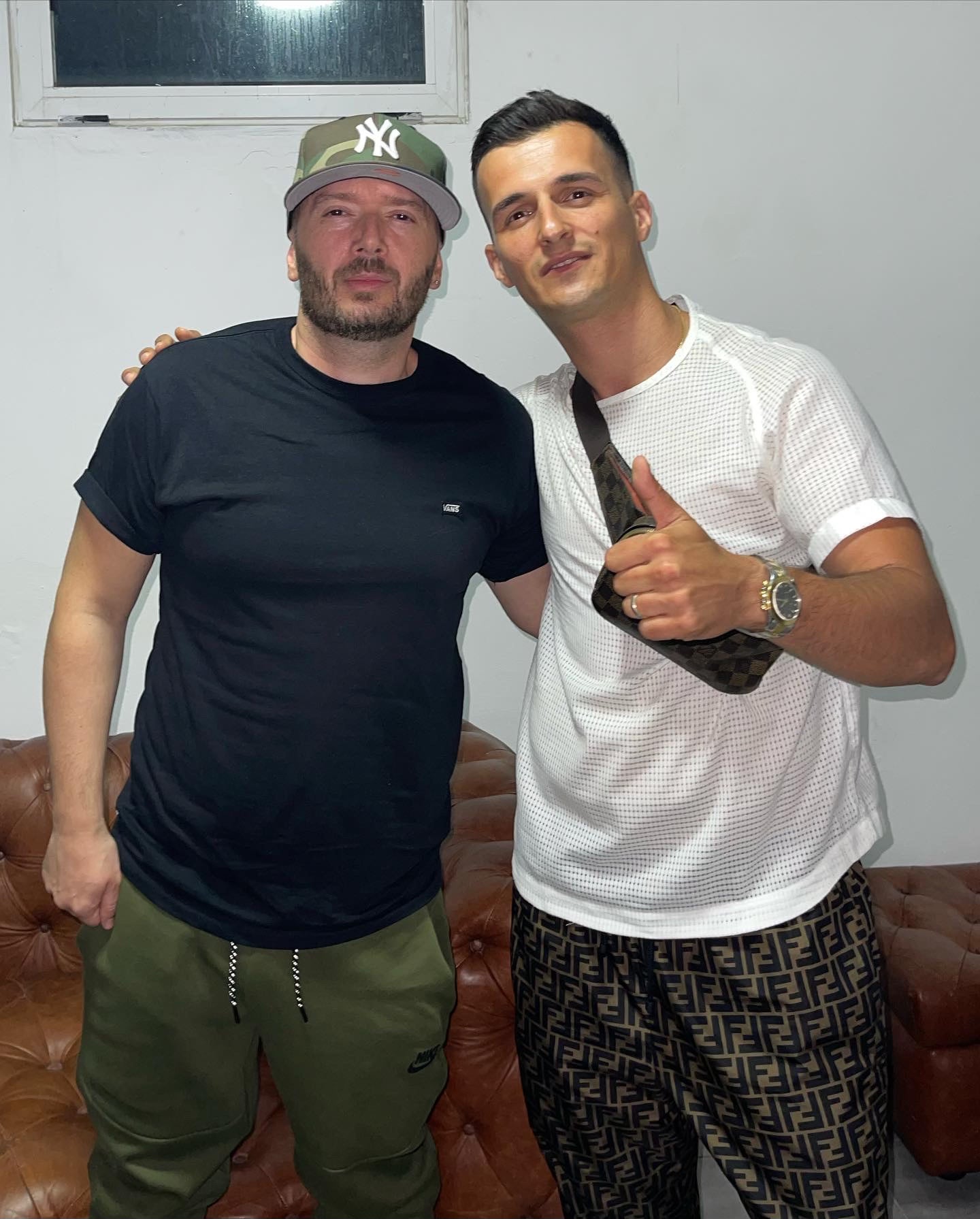Unikkatil, légende du rap albanais, en rencontre avec Magic King, moment emblématique entre culture kosovare et communauté MK