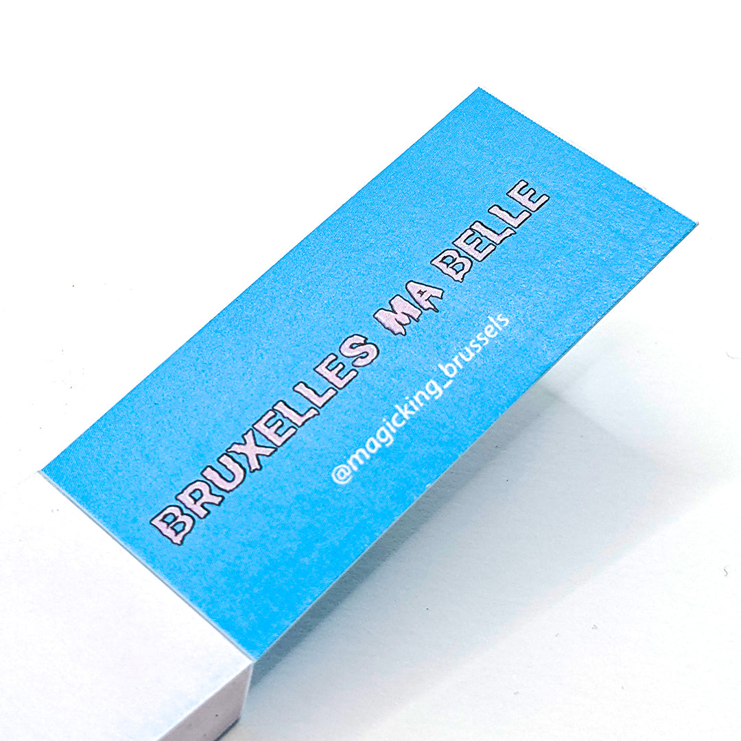 Vue de côté du carnet Magic King Tips Bleu – design artistique et format compact